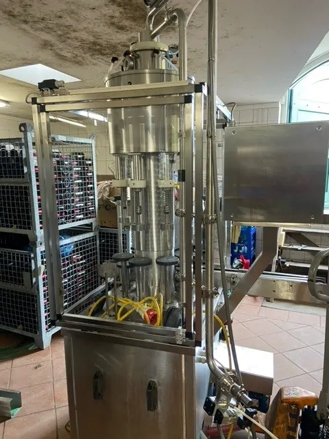 Enchedora Clifom filler Clifom Europa 1.6 Usada — linha de engarrafamento usada para Fillers