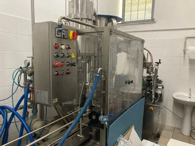 Linha de Engarrafamento GAI Filling Line GAI 1.500 b Usada — linha de engarrafamento usada para Bottling Lines