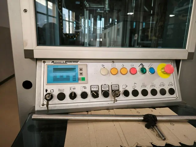 Inseridor de Colmeias Mondo & Scaglione Hives Inserter Mondo&Sca Usada — linha de engarrafamento usada para Hive Inserters