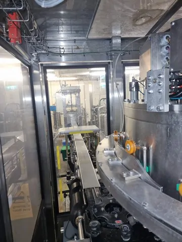 Linha de Engarrafamento Kosme Kosme Complete PET Bottl Usada — linha de engarrafamento usada para Bottling Lines