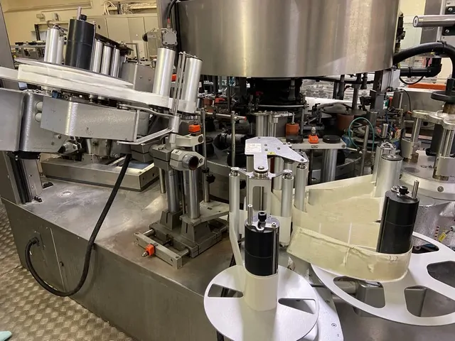 Rotuladora Kosme Kosme Labeller Extra Fix Usada — linha de engarrafamento usada para Labellers