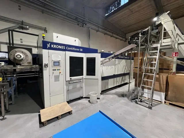 Sopradora PET Krones Krones PET Blow Moulding Usada — linha de engarrafamento usada para Blow Moulding Machines