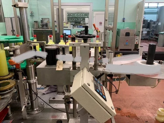 Rotuladora Cosmopack labeller Cosmopack 4.000 Usada — linha de engarrafamento usada para Labellers