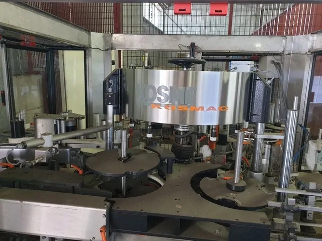 Rotuladora Kosme labeller Kosme 6t 3s adh Usada — linha de engarrafamento usada para Labellers