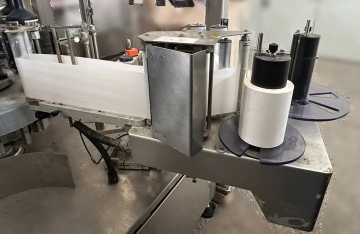 Rotuladora Kosme labeller Kosme Extra Ad Usada — linha de engarrafamento usada para Labellers