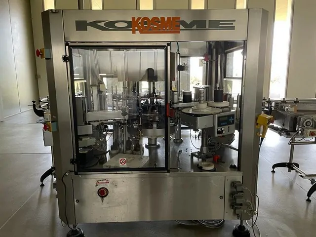 Rotuladora Kosme labeller Kosme Extra Adh Usada — linha de engarrafamento usada para Labellers