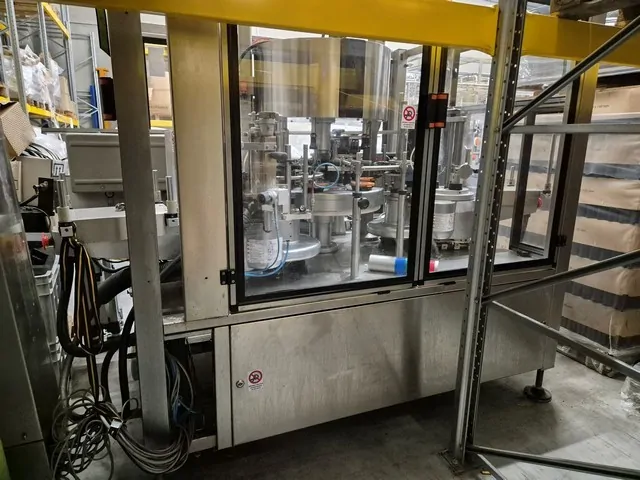 Rotuladora Kosme Labeller Kosme Extra Fix Usada — linha de engarrafamento usada para Labellers