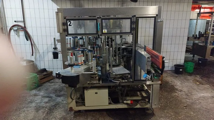 Rotuladora P.E. labeller P.E. adhesive Usada — linha de engarrafamento usada para Labellers