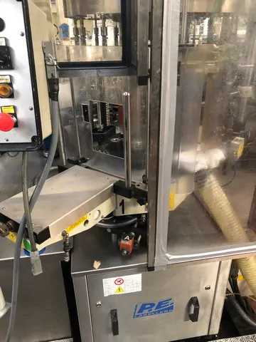 Rotuladora P.E. labeller P.E. Universal Usada — linha de engarrafamento usada para Labellers