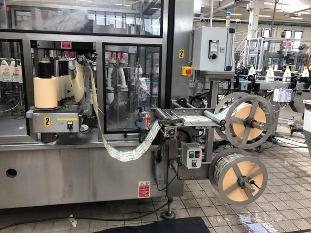 Rotuladora Sacmi labeller Sacmi Linea Ra Usada — linha de engarrafamento usada para Labellers