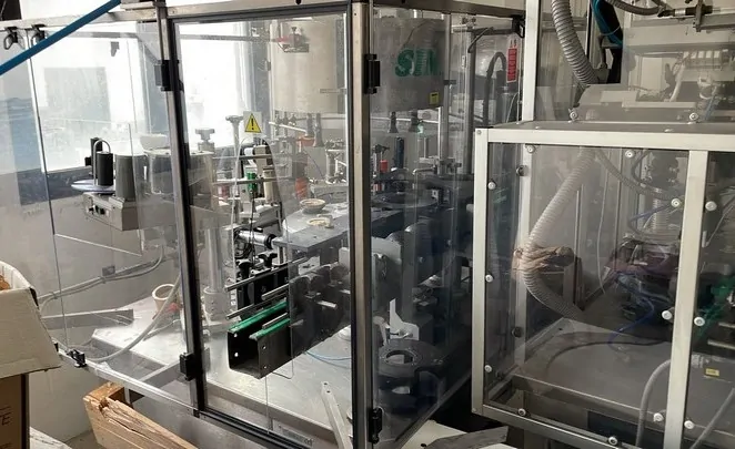 Rotuladora Simac labeller Simac 4t3s3e d5 Usada — linha de engarrafamento usada para Labellers