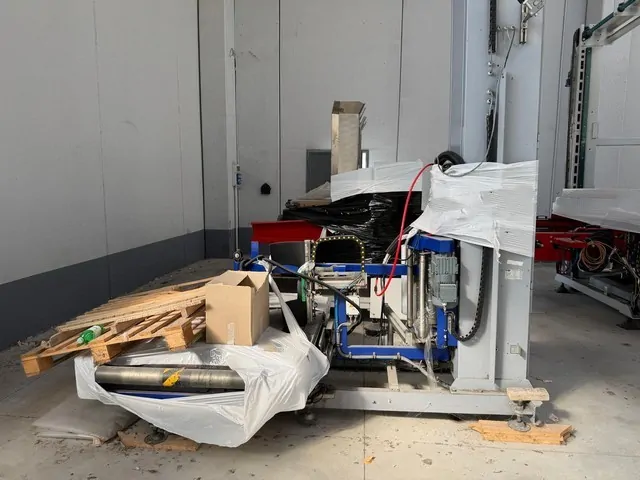 Envolvedor de Paletes Tosa Pallet Wrapper Tosa 2008 Usada — linha de engarrafamento usada para Pallet Wrappers