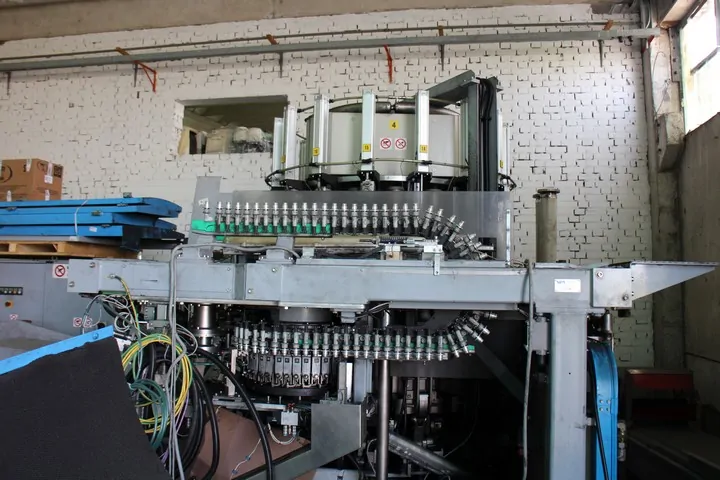 Sopradora PET Sipa PET Blower Sipa Sfr 16 Usada — máquina de engarrafamento usada