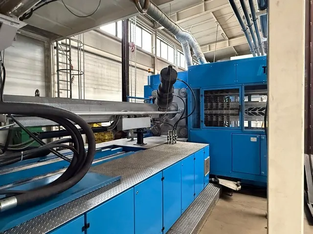 Prensa PET ENGEL PET Preform ENGEL 21.900 Usada — máquina de engarrafamento usada