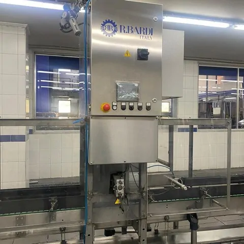 Linha de Engarrafamento R.Bardi R.Bardi Returnable Bottl Usada — linha de engarrafamento usada para Bottling Lines