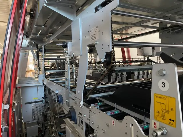 Embaladora Shrink Ocme Shrink Wrapper Ocme Vega Usada — linha de engarrafamento usada para Shrink Wrappers