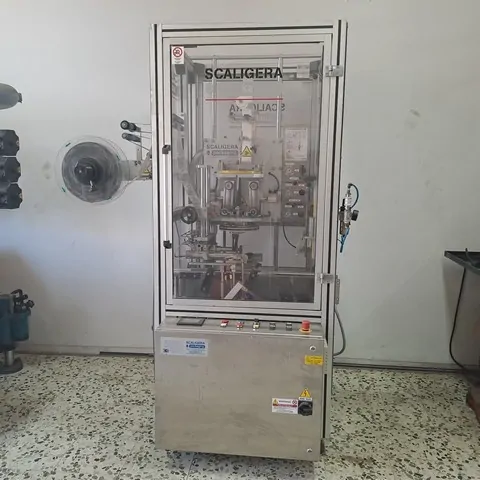 Rotuladora Scaligera Packaging Sleever Packaging 2012 Usada — linha de engarrafamento usada para Labellers