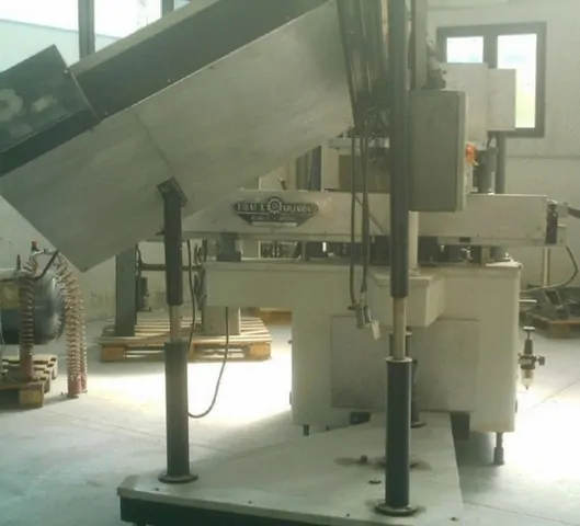 Wirehooder Robino & Galandrino Wirehooder Robino&Galand Usada — linha de engarrafamento usada para Wirehooders