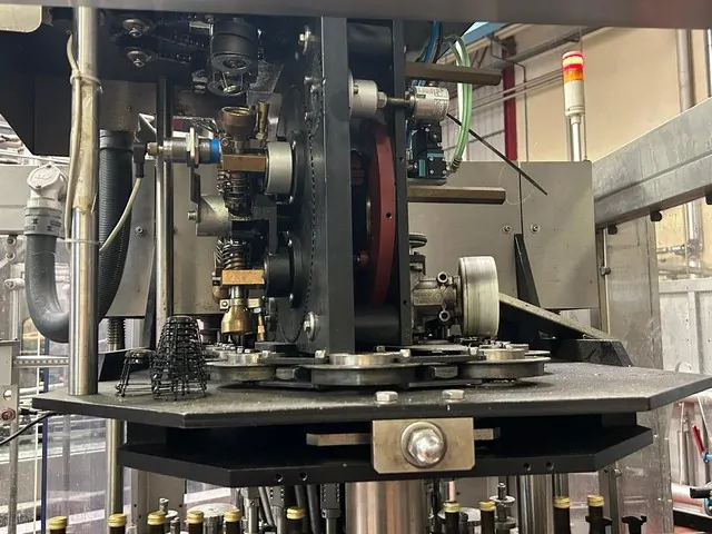 Wirehooder Robino & Galandrino Wirehooder Robino&Galand Usada — linha de engarrafamento usada para Wirehooders