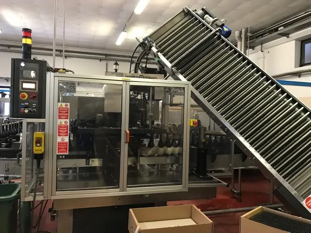 Wirehooder Robino & Galandrino Wirehooder Robino&Galand Usada — linha de engarrafamento usada para Wirehooders