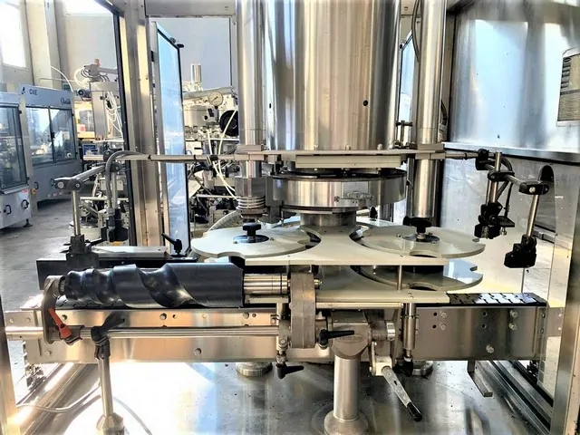 Capsuladora Bertolaso capper Bertolaso Delta 6 Usada — linha de engarrafamento usada para Cappers