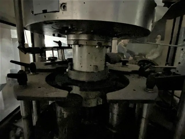 Capsuladora Bertolaso capper Bertolaso Delta 5 Usada — linha de engarrafamento usada para Cappers