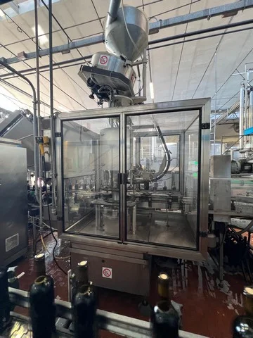 Capsuladora Bertolaso Bertolaso capper Usada — linha de engarrafamento usada para Cappers