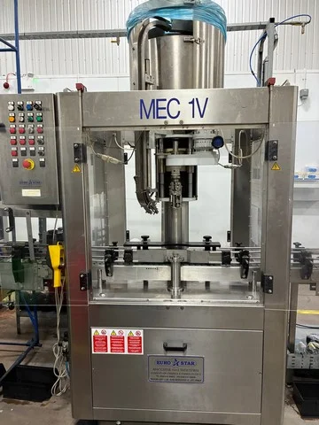 Capsuladora Eurostar Eurostar capper Usada — linha de engarrafamento usada para Cappers